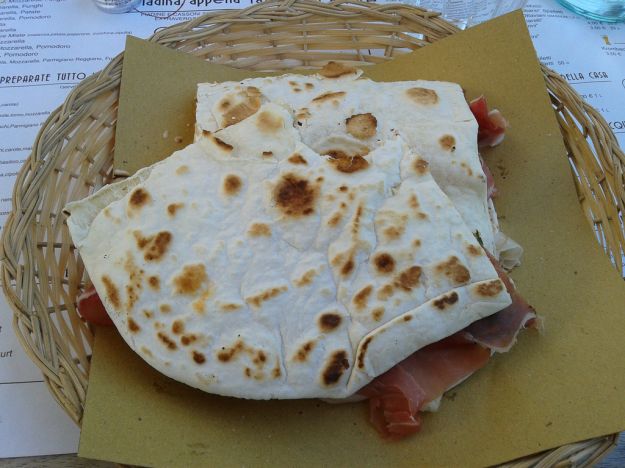 piadina prosciutto e stracchino