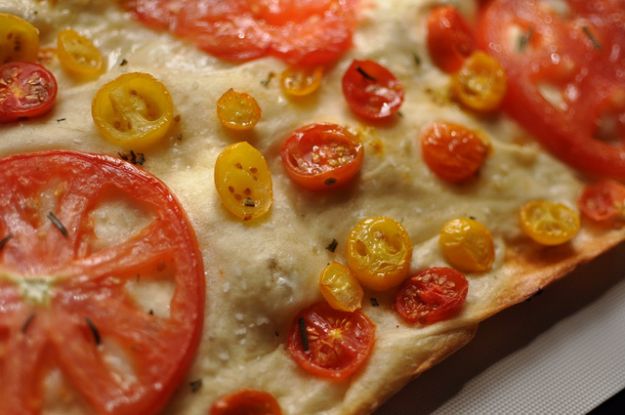 pizza con le ruote di pomodori