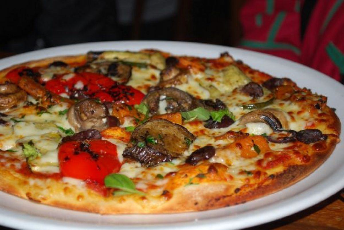 Pizza alle verdure con il lievito istantaneo