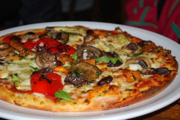 Pizza alle verdure con il lievito istantaneo