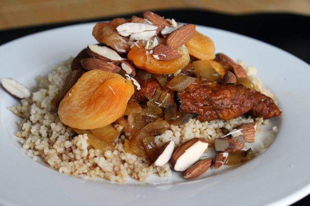 Pollo con albicocche e mandorle