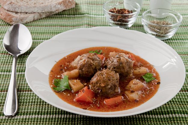 Polpette di carne in salsa della cucina turca (terbiyeli sulu kofte)
