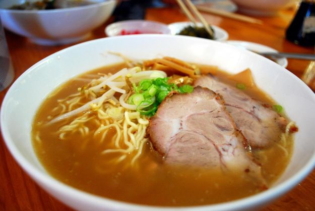 Ramen con carne e peperoni