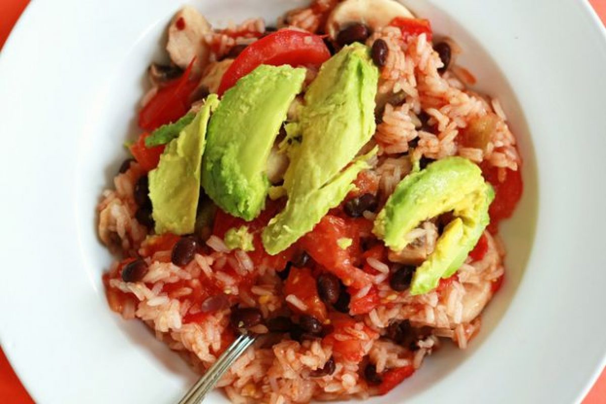Riso e fagioli neri con pasticcio di pomodoro e avocado