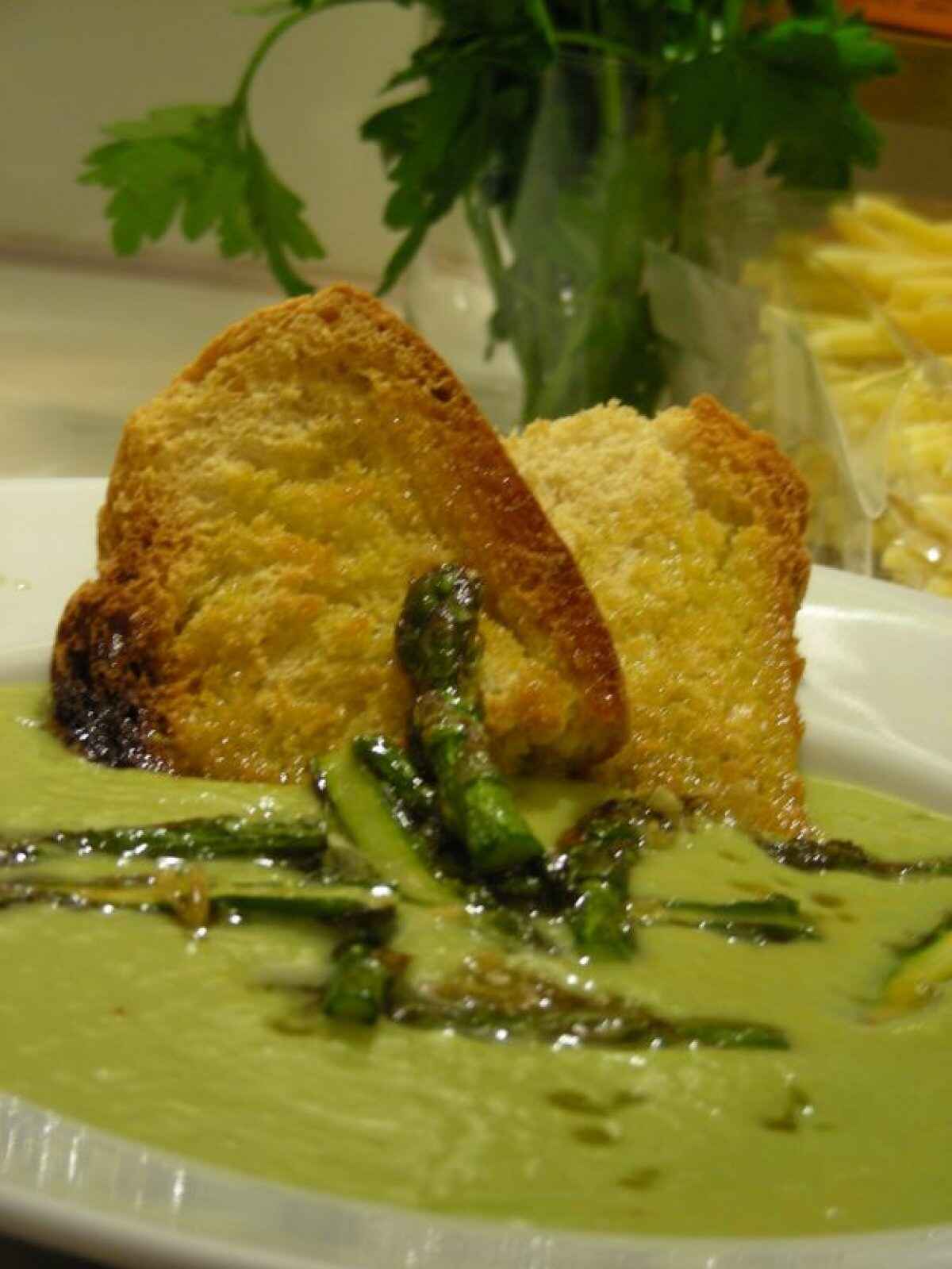 Riso in brodo con asparagi e zafferano