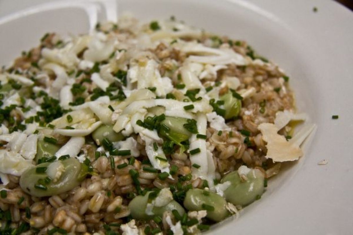 Risotto di farro con asparagi e fave fresche