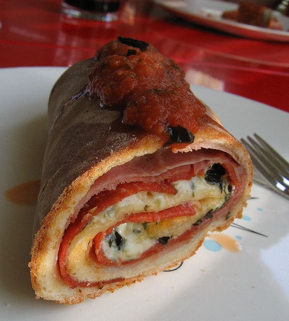 Rotolo di pane con ripieno ricco