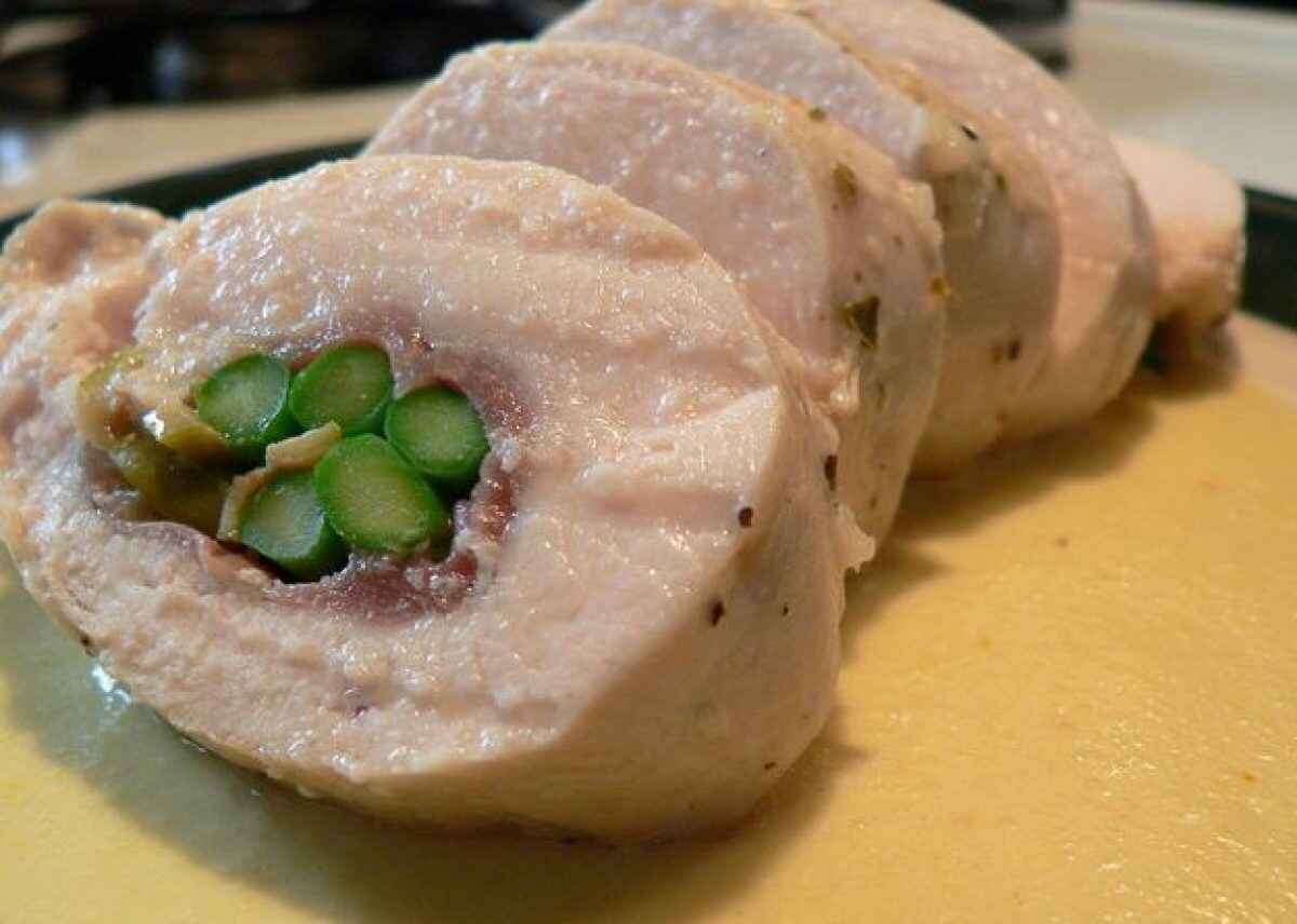 Rotolo di pollo con pancetta e asparagi