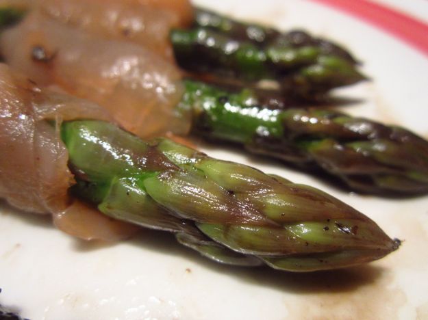 salmone affumicato con asparagi