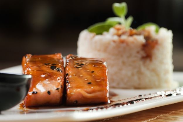 Salmone aromatico in padella