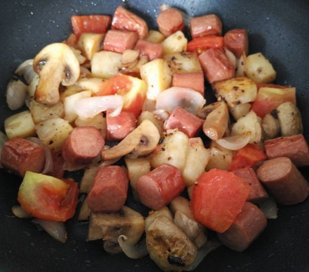 Salsiccia con patate e funghi