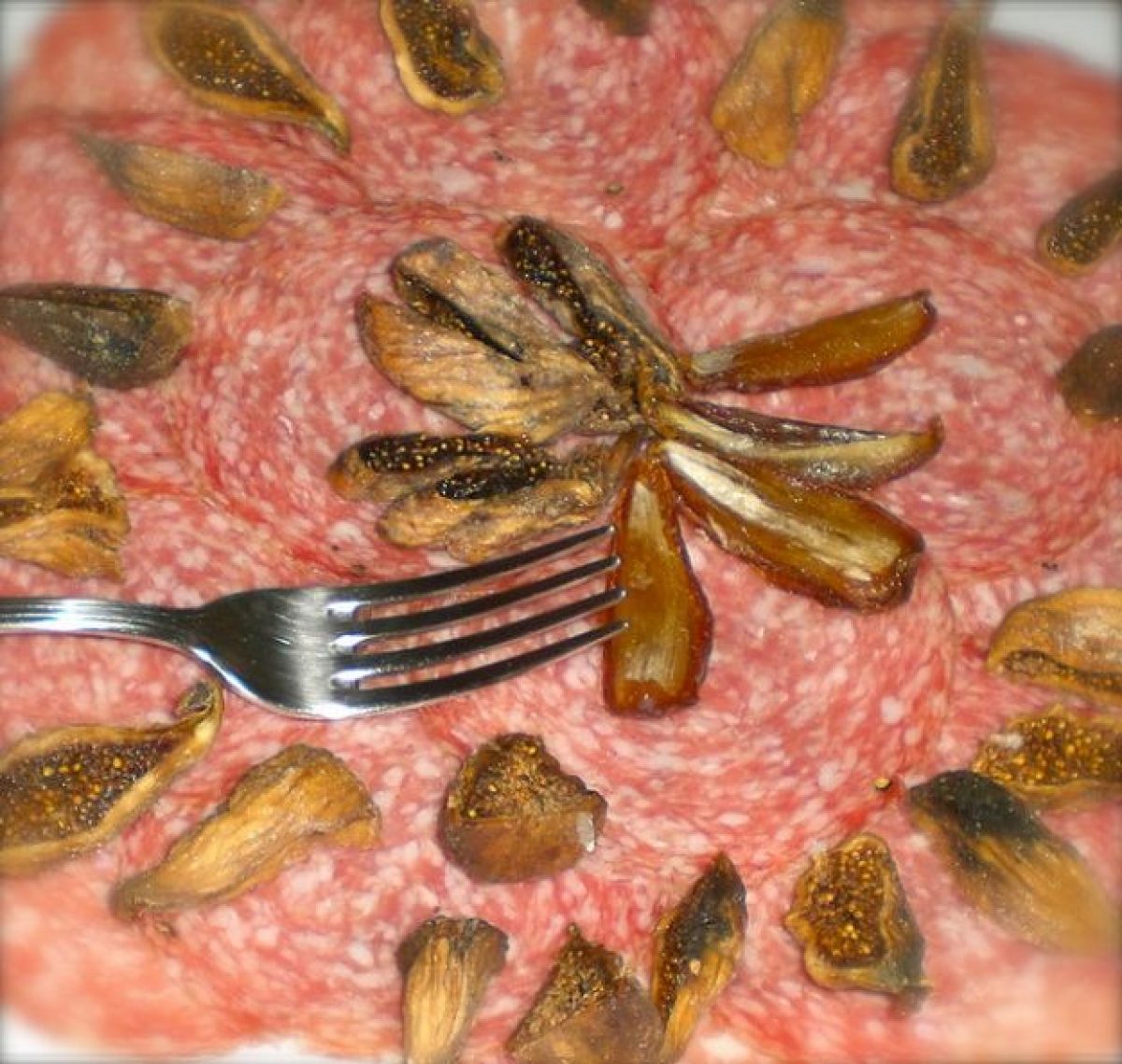 Piatto di salumi e fichi secchi