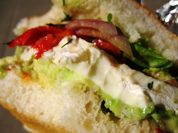 sandwich con avocado e brie
