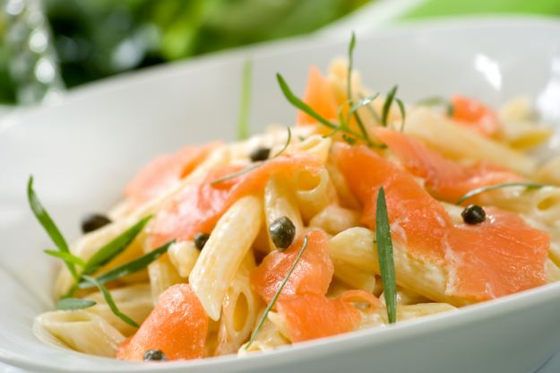 Pasta fredda con salmone, sedano e limone