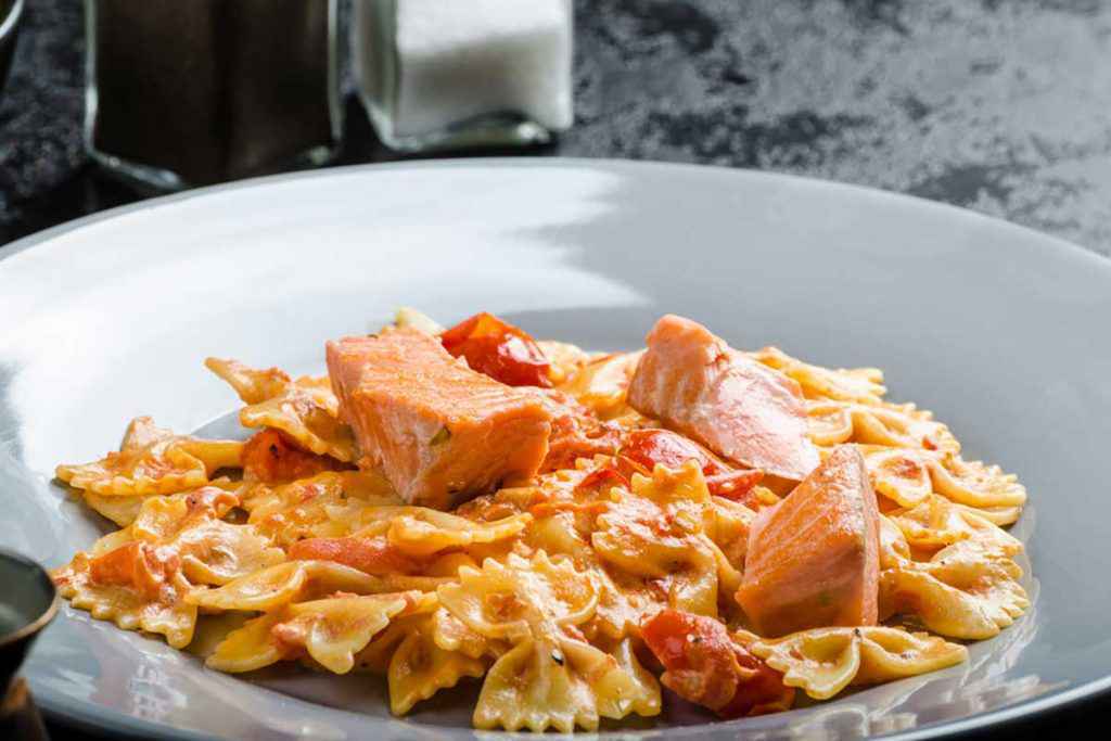 Farfalle con salmone e pomodorini