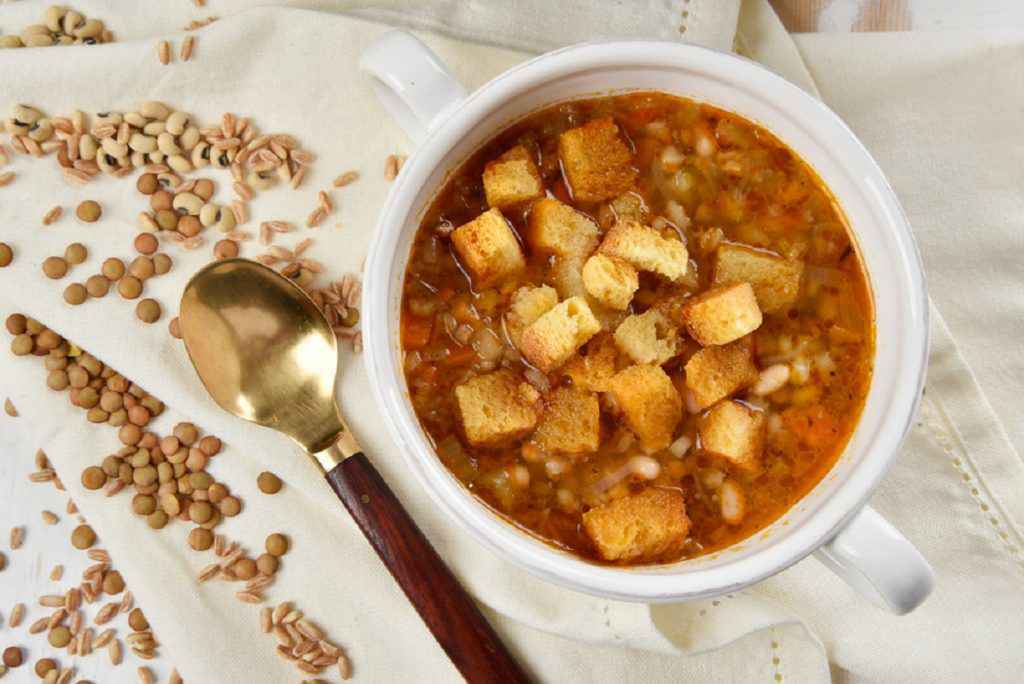 zuppa di farro e legumi fagioli e lenticchie