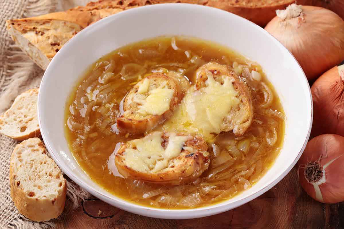 Scodella con cipollata umbra, formaggio e pane abbrustolito