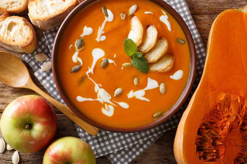 Zuppa di mele e zucca con panna e crostini