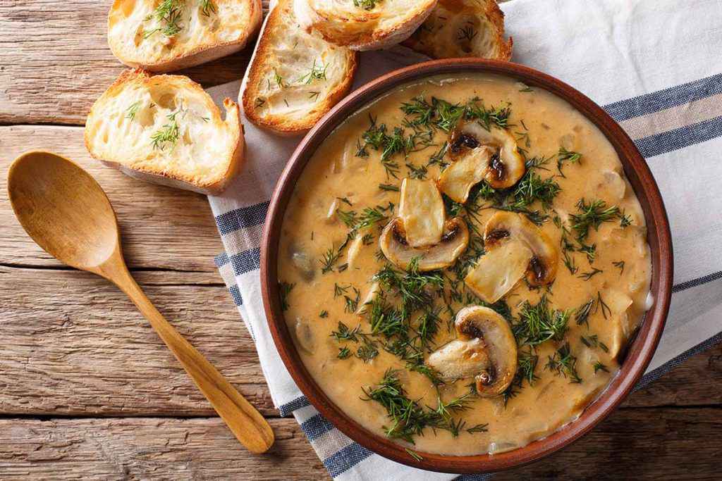 Scodella di zuppa ai funghi con crostini di pane