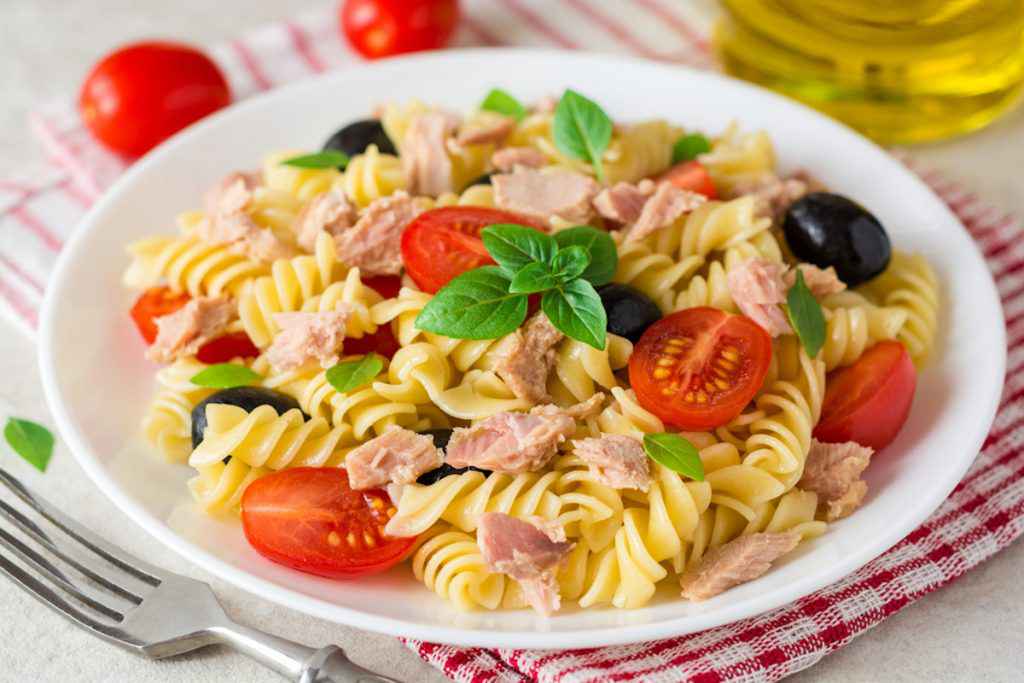 Pasta estiva: fusilli con pomodoro, tonno e olive