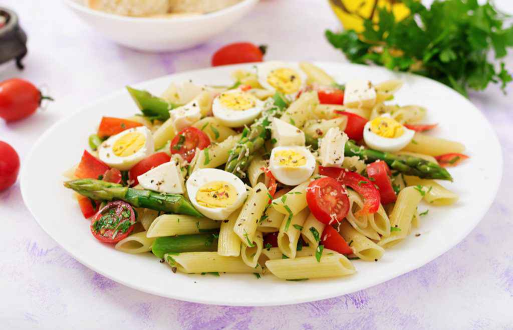 Pasta fredda con pomodori uova e asparagi