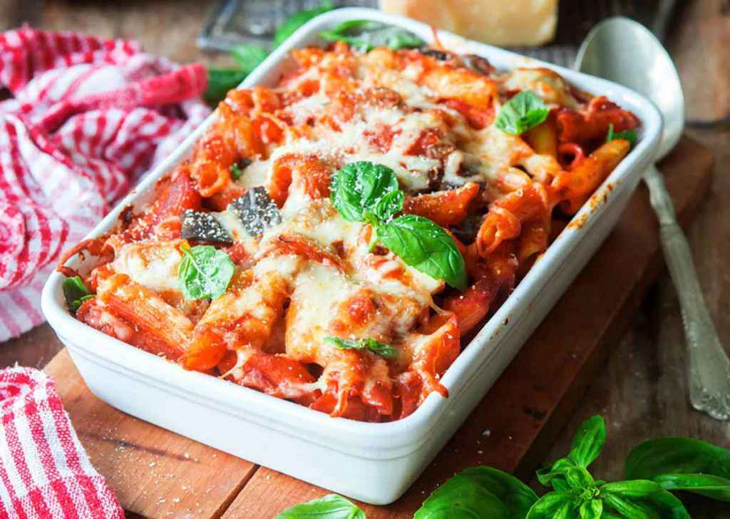 Pasta al forno semplice con sugo di pomodoro con basilico fresco