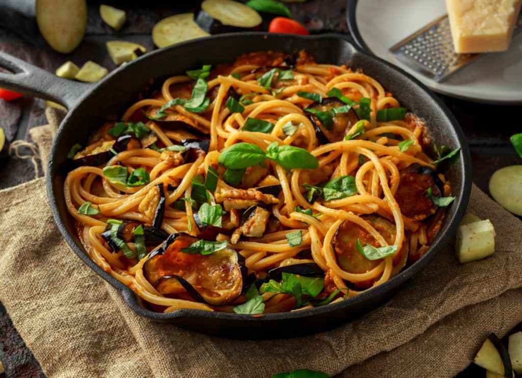 Pasta con melanzane e salsiccia