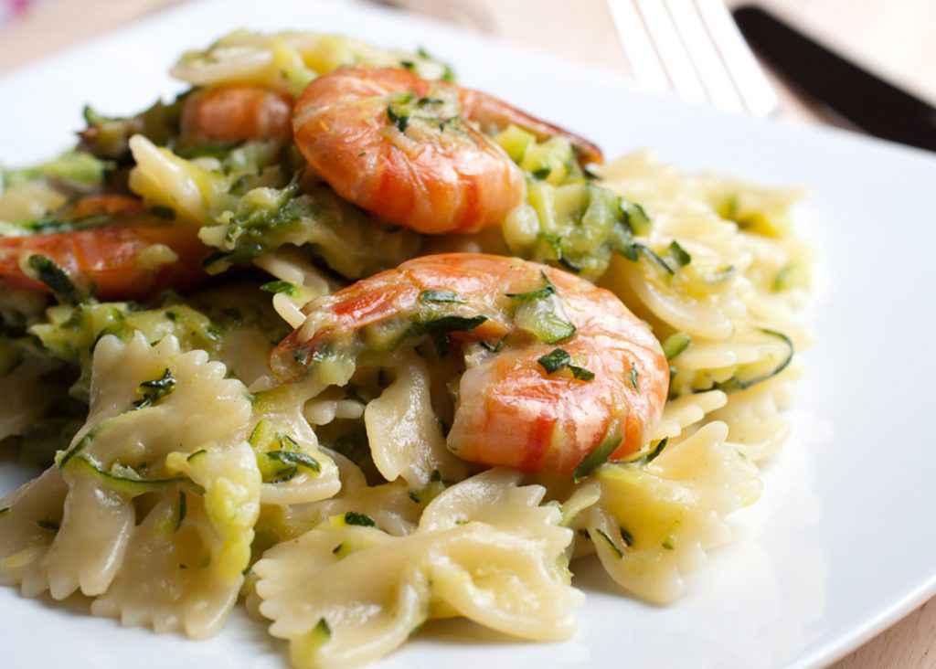 Pasta con zucchine e gamberetti