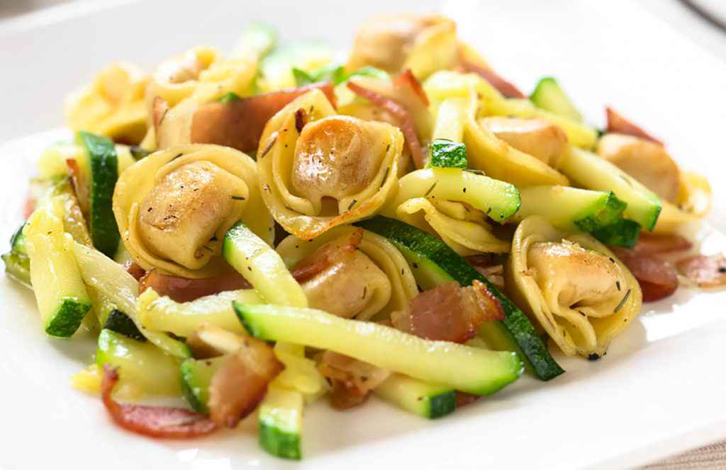 Pasta con zucchine, pancetta e uova