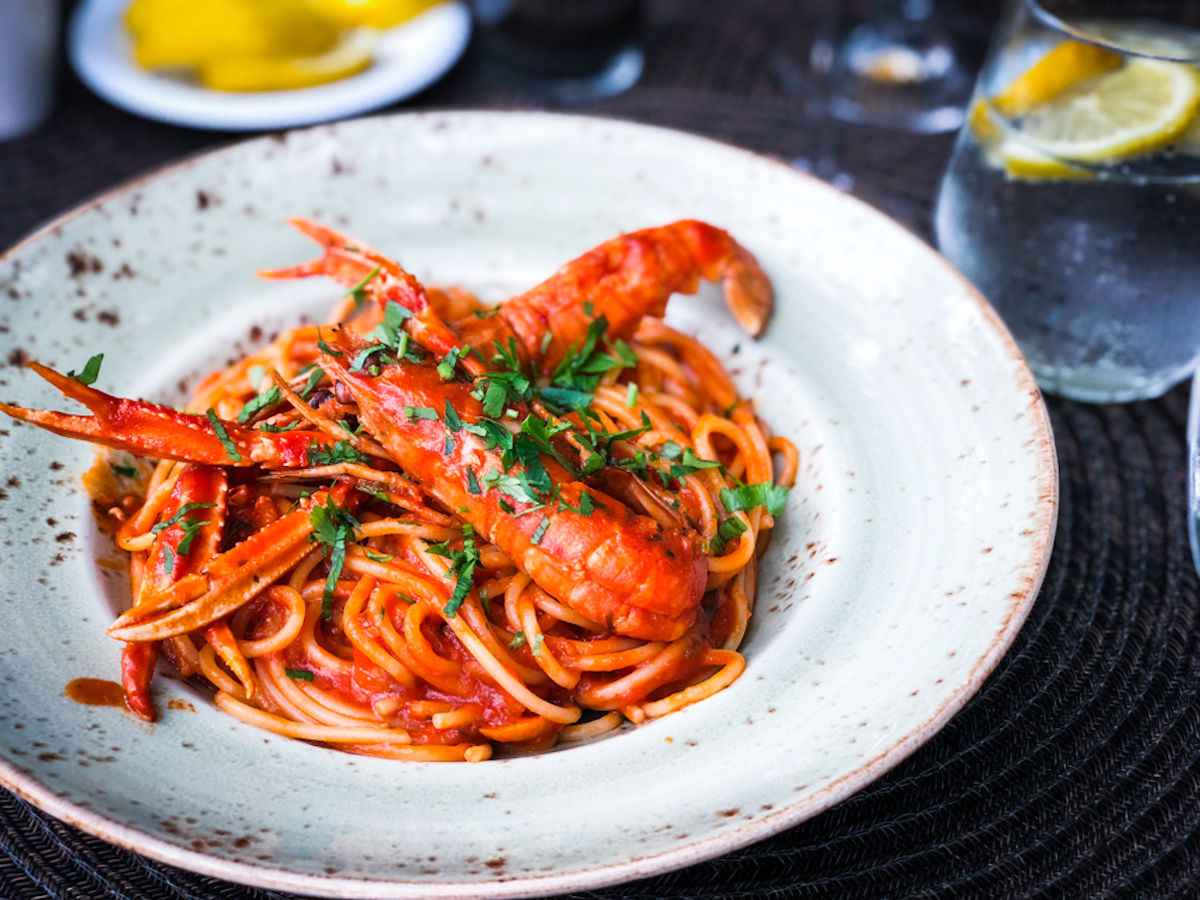 Spaghetti all'astice con sugo di pomodoro e prezzemolo