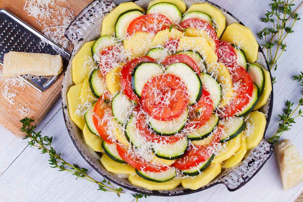 parmigiana di patate zucchine e pomodori