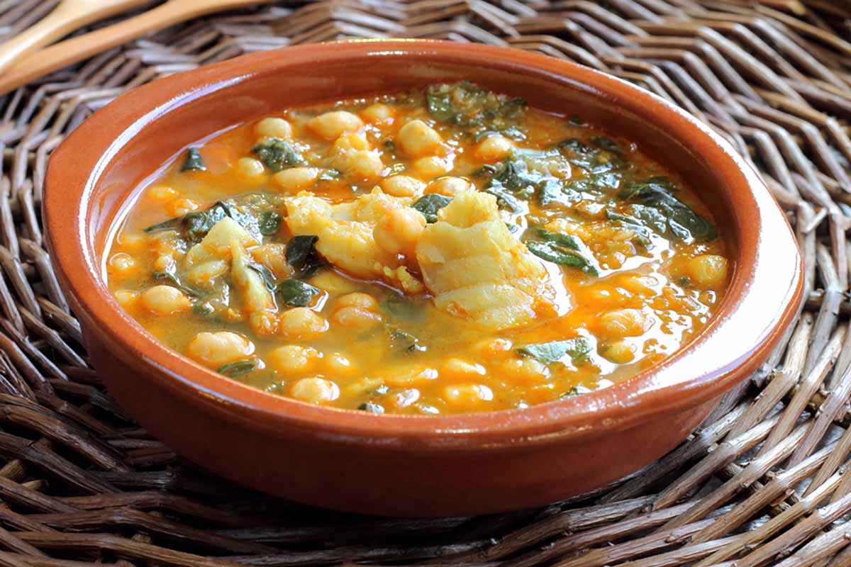 Scodella di zuppa di ceci e spinaci