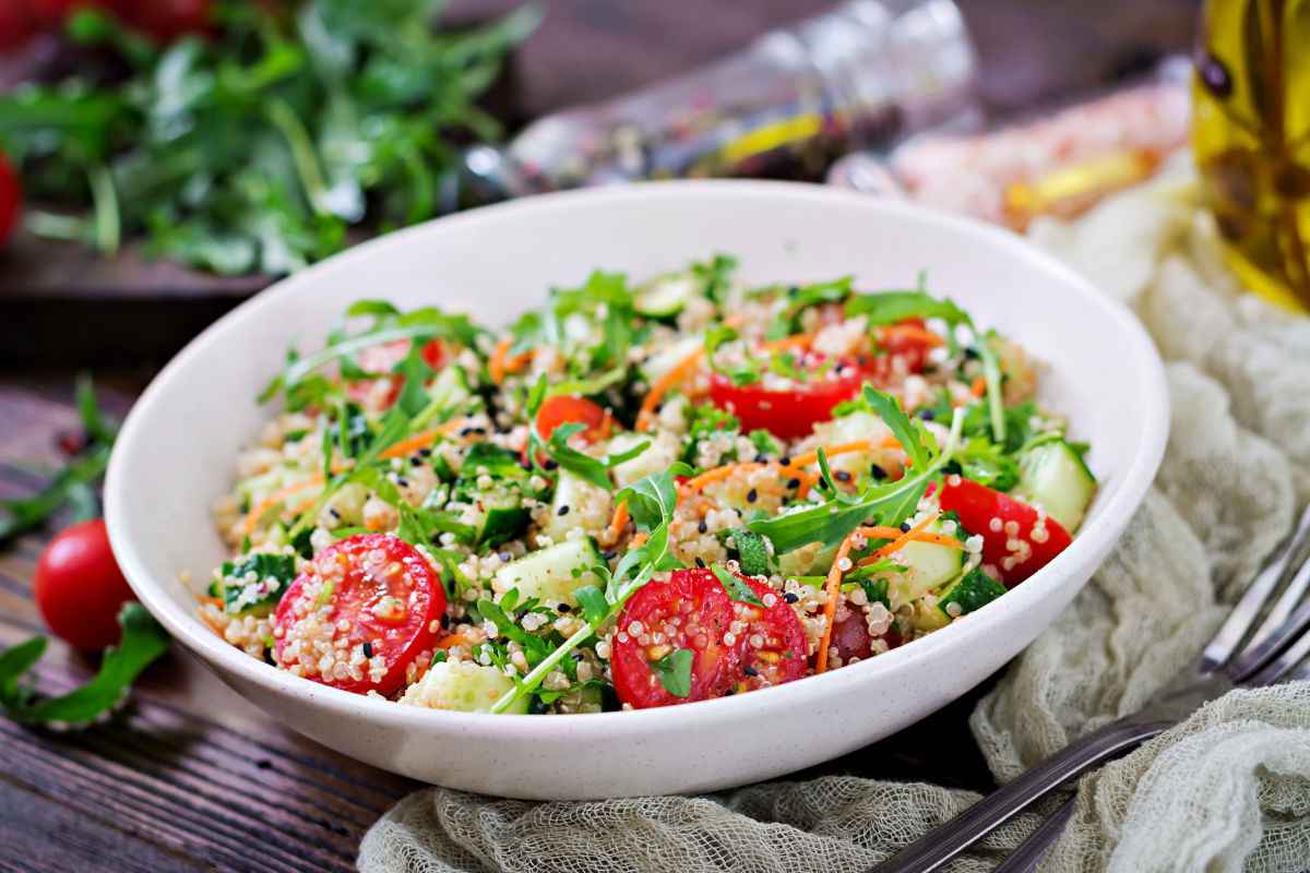 Quinoa con verdure: ricetta senza glutine con quinoa, pomodoro, rucola