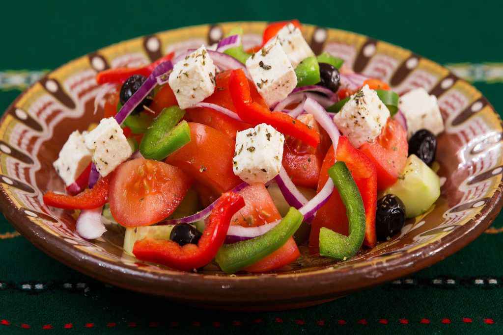 Insalata greca con feta, pomodori e peperoni