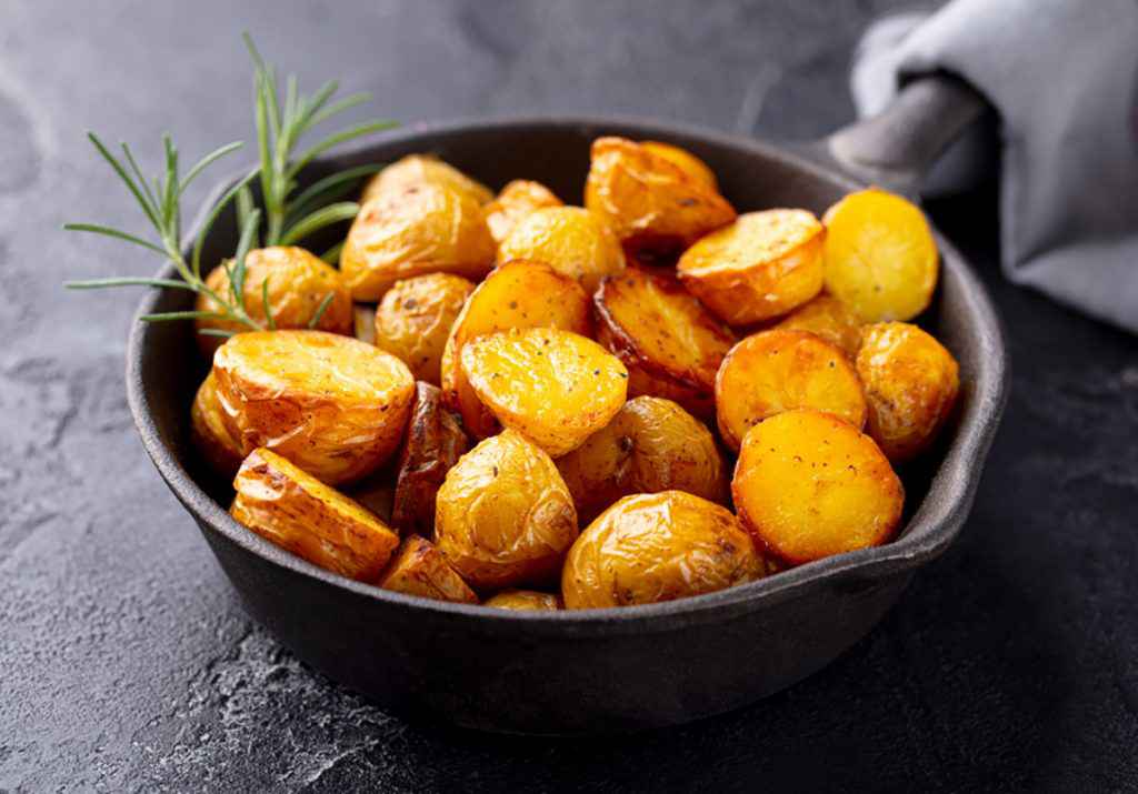 Patate al forno con rametto di rosmarino