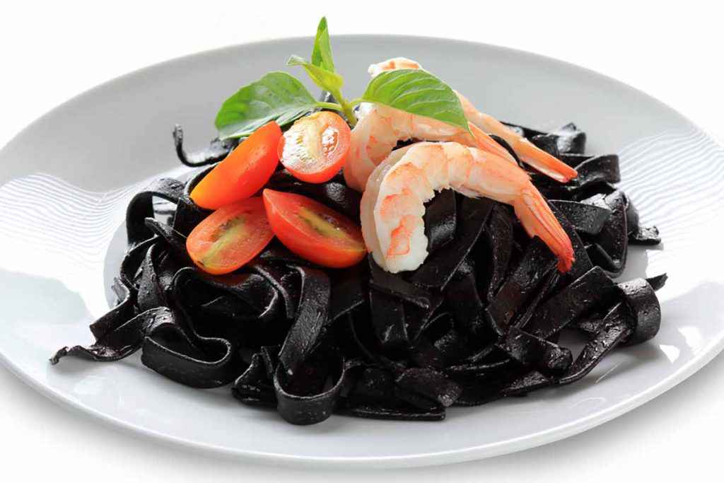 Tagliatelle al nero di seppia con gamberi e pomodori