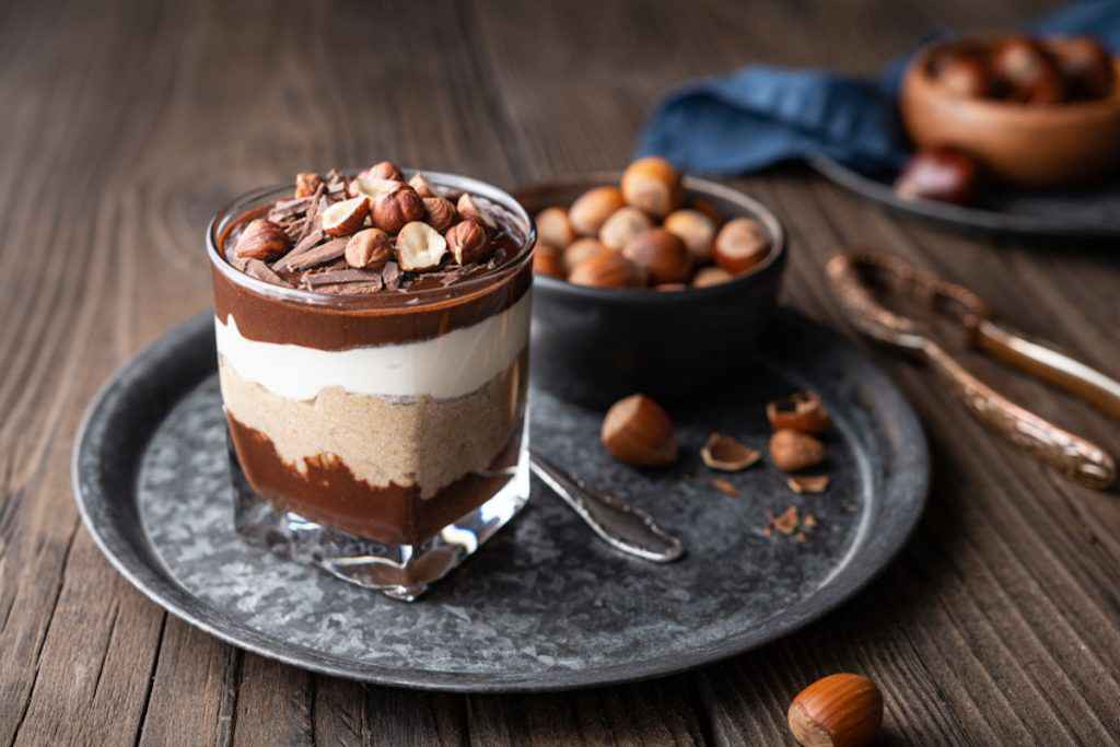 Bicchiere di crema al mascarpone con la nutella