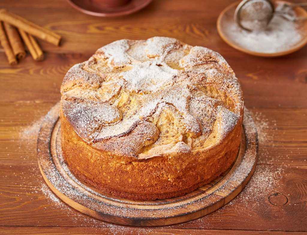 Torta di mele soffice della nonna con cannella