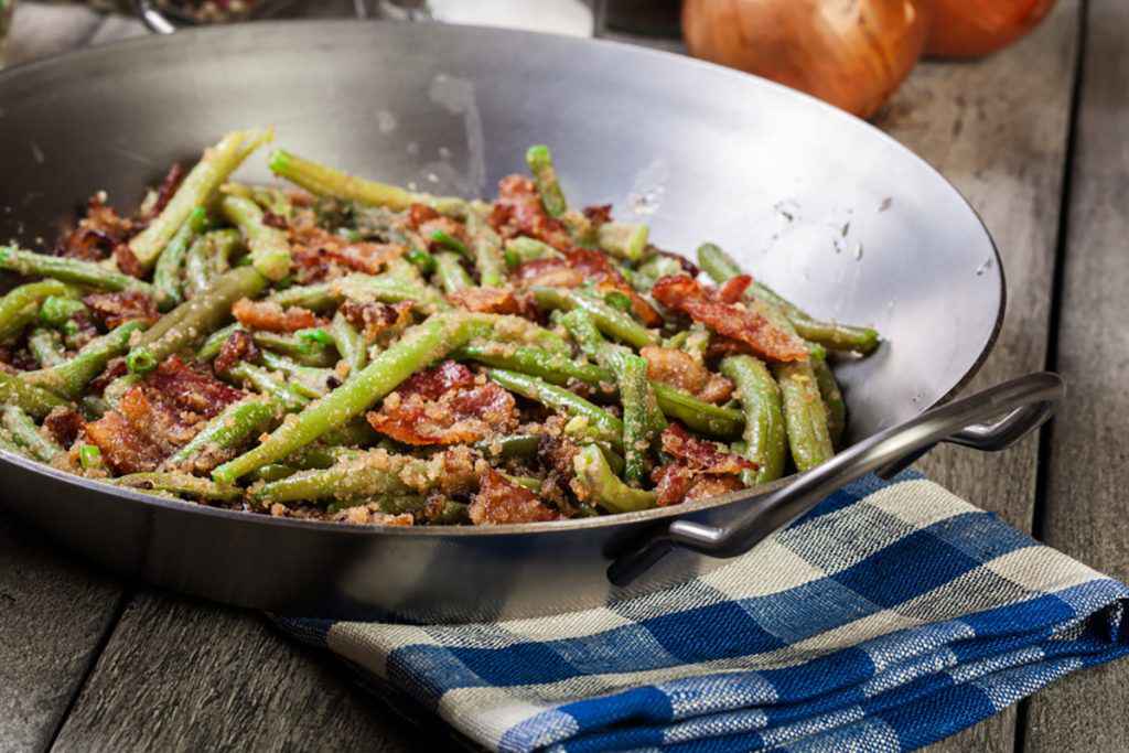 Fagiolini in padella con pancetta e mollica di pane