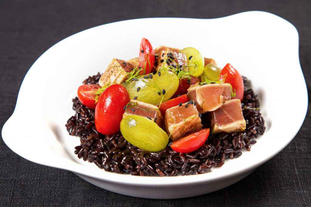 Insalata di riso venere con tonno