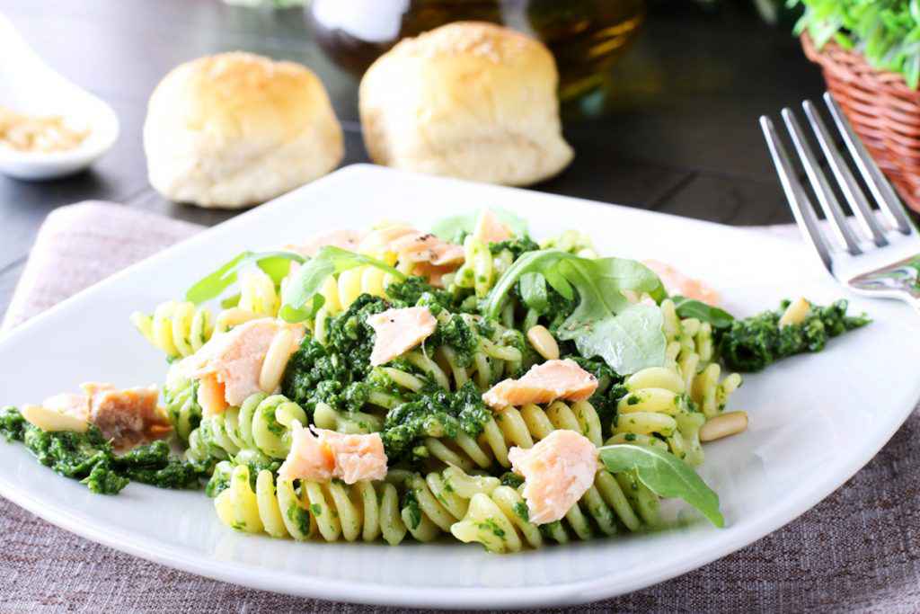 Pasta fredda con pesto e tonno