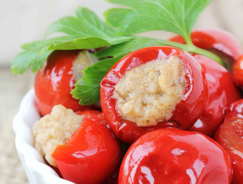 Peperoncini ripieni di tonno con fogliolina di prezzemolo