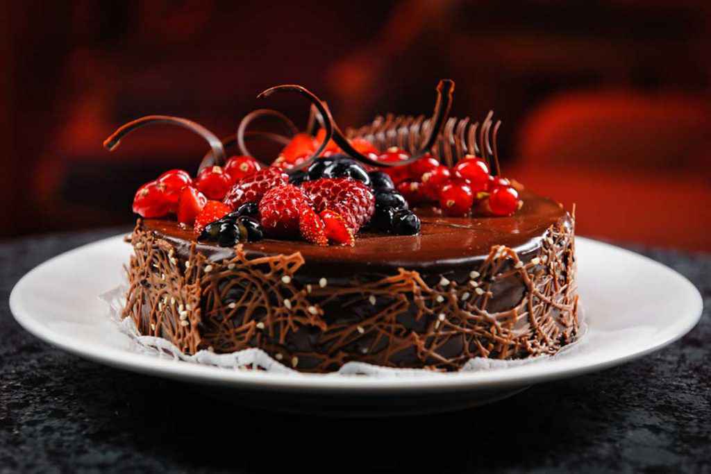 Torta al cioccolato con decorazioni in frutta