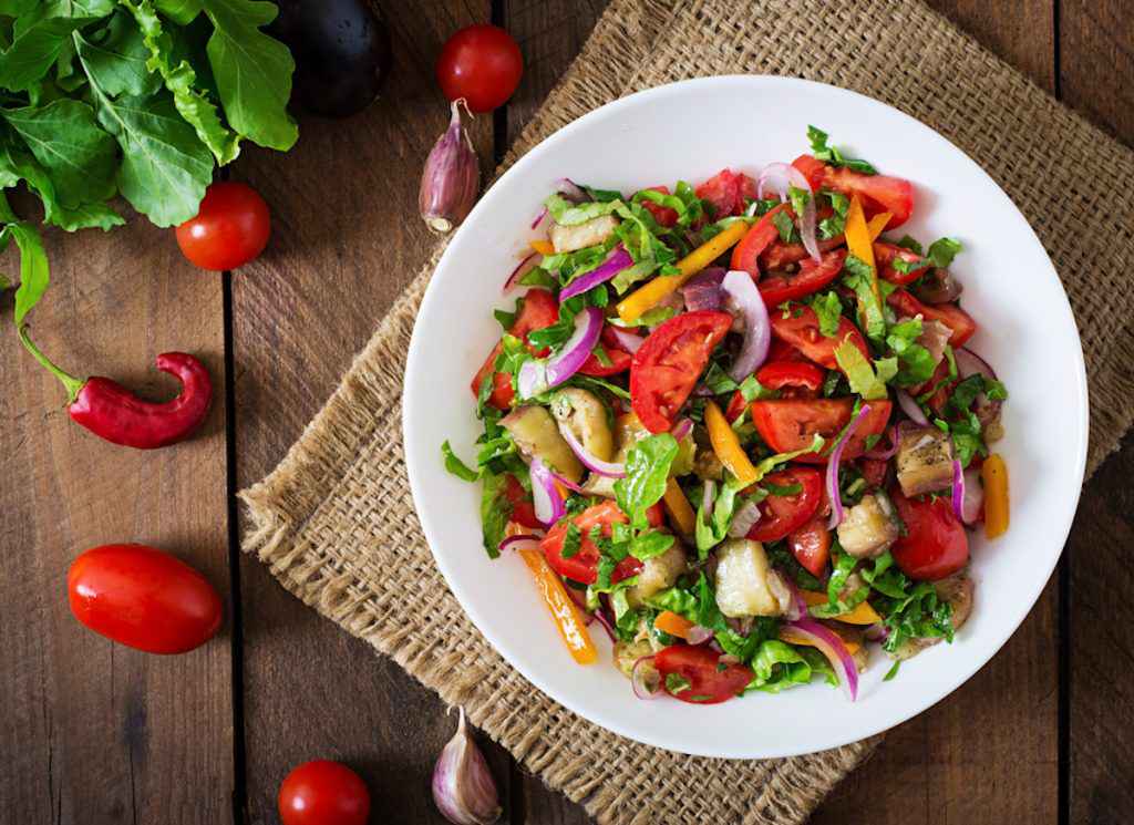 Insalate con verdure crude
