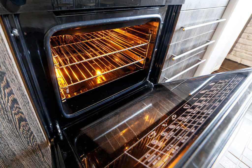 Come pulire il forno con i rimedi naturali