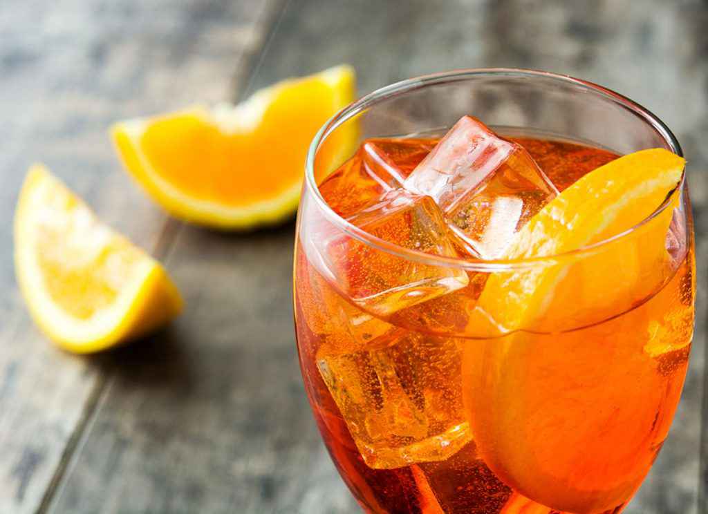 Bicchiere di spritz con arancia e ghiaccio