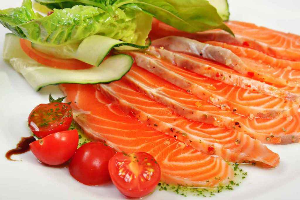 Antipasto con salmone fresco