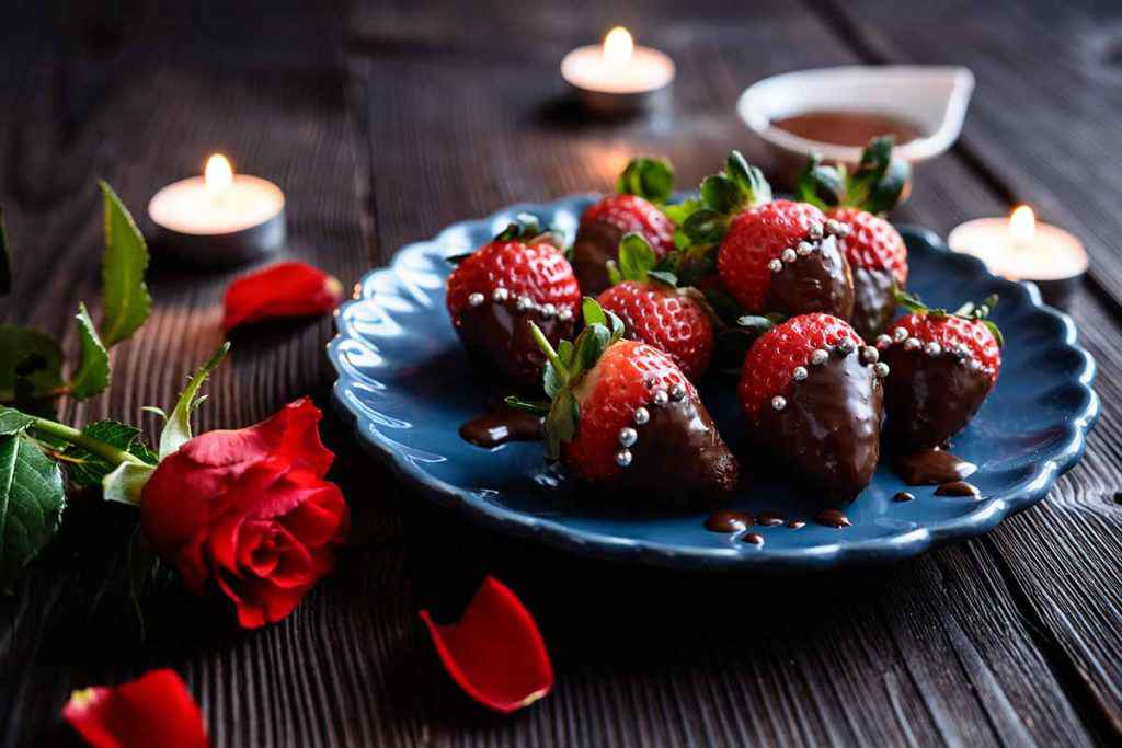 Fragole ricoperte di cioccolato servite come dolce di San Valentino