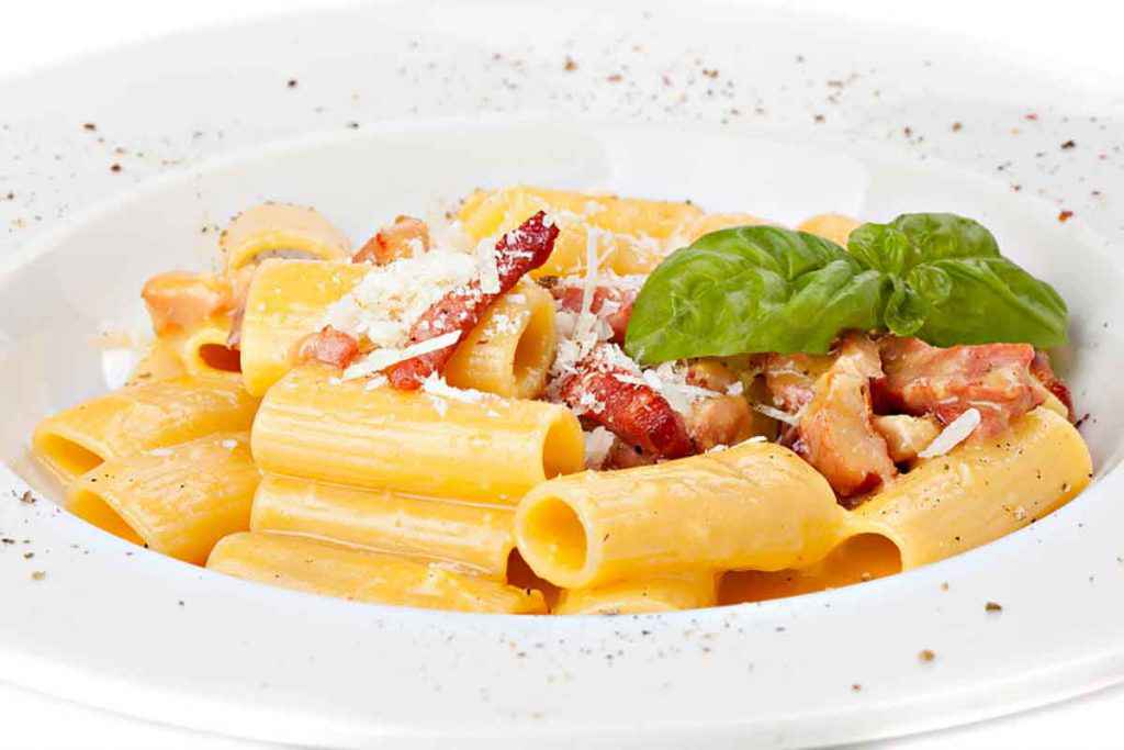 Piatto di rigatoni alla carbonara con pancetta