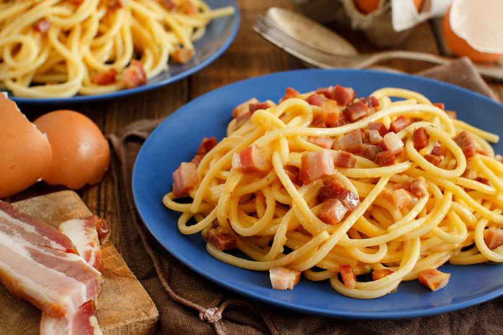 Piatto di spaghetti alla carbonara con uova e guanciale